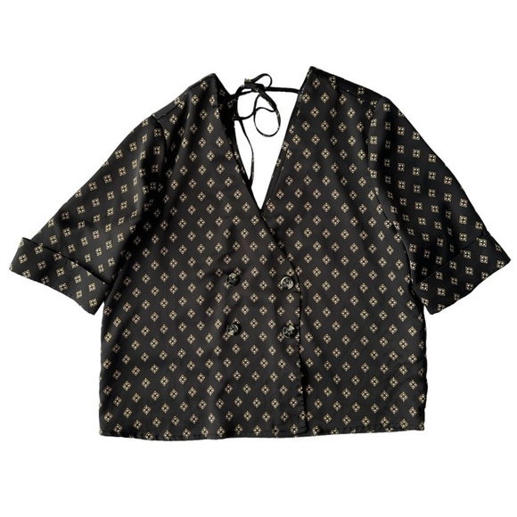 DYNAMITE V-NECK SHORT SLEEVE SATIN TOP IN BLACK WITH GOLD DETAILS  SIZE XS - Picture 1 of 11